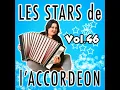 Il tape sur des bambous