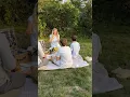 Download Lagu Heerlijk weer vraagt ​​om een ​​heerlijke picknick 🧺. Met wie zou jij wel willen picknicken?