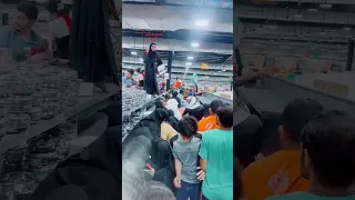 شاهد تزاحم وفوضى داخل مركز تجاري في جدة وفتاة تقف على الأرفف 
