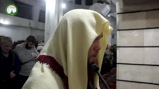 في المسجد العمري بمدينة إدلب  جموع المصلين يؤدون صلاة التراويح دندنها