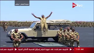 عرضا  عسكريا  لقوات الصاعقة ي ظهر الكفاءة العالية لرجال القوات المسلحة دندنها