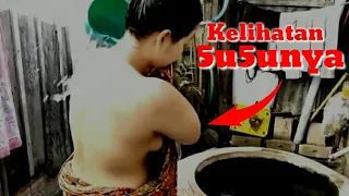 bikin gak tahan kelihatan susu gede cewek semok pada saat mandi