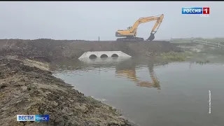 В Крутинке начинают прочистку водоотводных труб через дамбу, которая мешала спуску воды