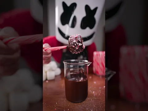 Marshmallow Candy Cane Hot Chocolate #holiday #hotcocoabombs #candycane #recipe