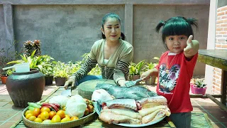 Download Cute chef Siv chhee help mom cook fish and fish eggs - Mother and children cooking MP3