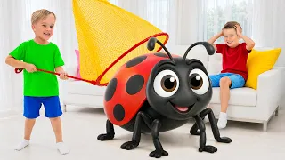 ¡Niños atrapando insectos gigantes en casa y aprendiendo datos curiosos sobre ellos!