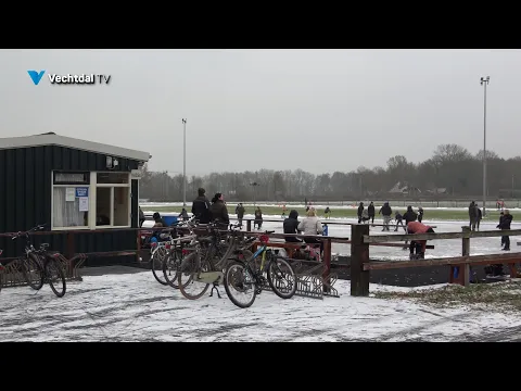 IJsbaan IJsvereniging Nooitgedacht in Oud Bergentheim geopend