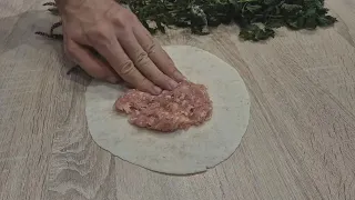 Просто возьми фарш и намажь лаваш. Вкусный завтрак или перекус, быстро и просто.
