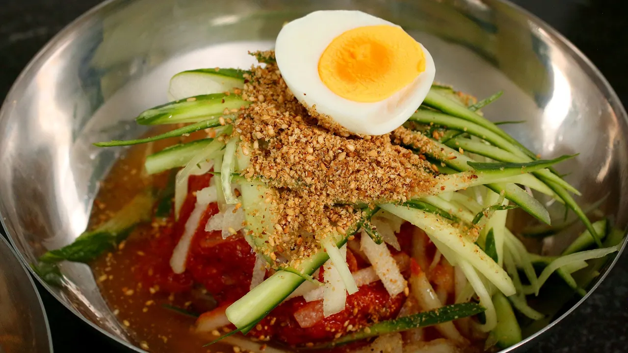 Cold, spicy, chewy noodles (Bibim-naengmyeon: )