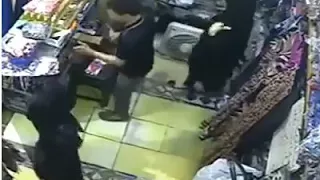 جريمه غير اخلاقيه في محل ملابس انتبه للدقيقه 1 7 