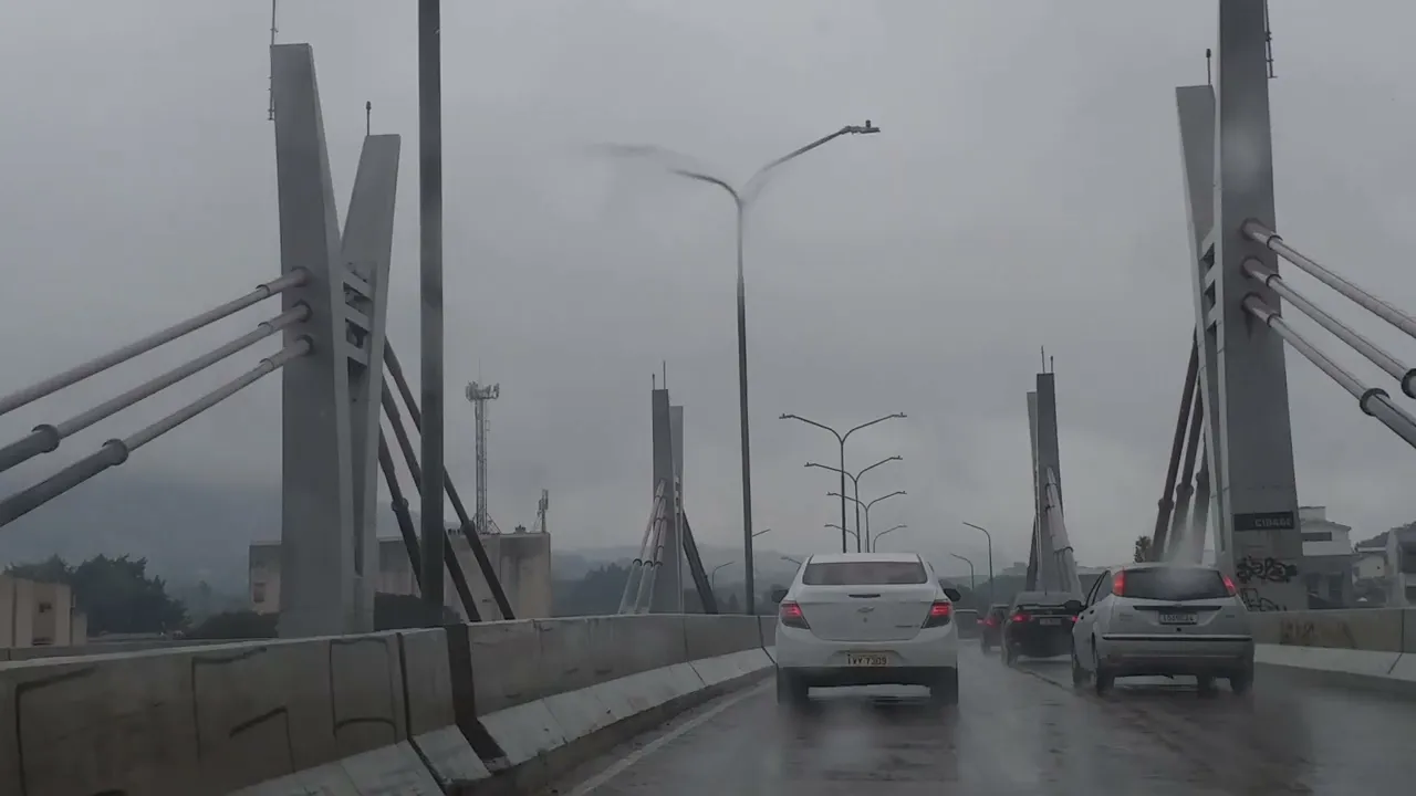 Subindo no alto de um morro em Porto Alegre com chuva e até nevoeiro - 03/09/2023