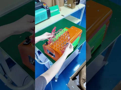 Doppelte Schneidefunktion des Kartonzerkleinerers. Produziert sowohl Streifen als auch Netzmaterialien. Passt für verschiedene
