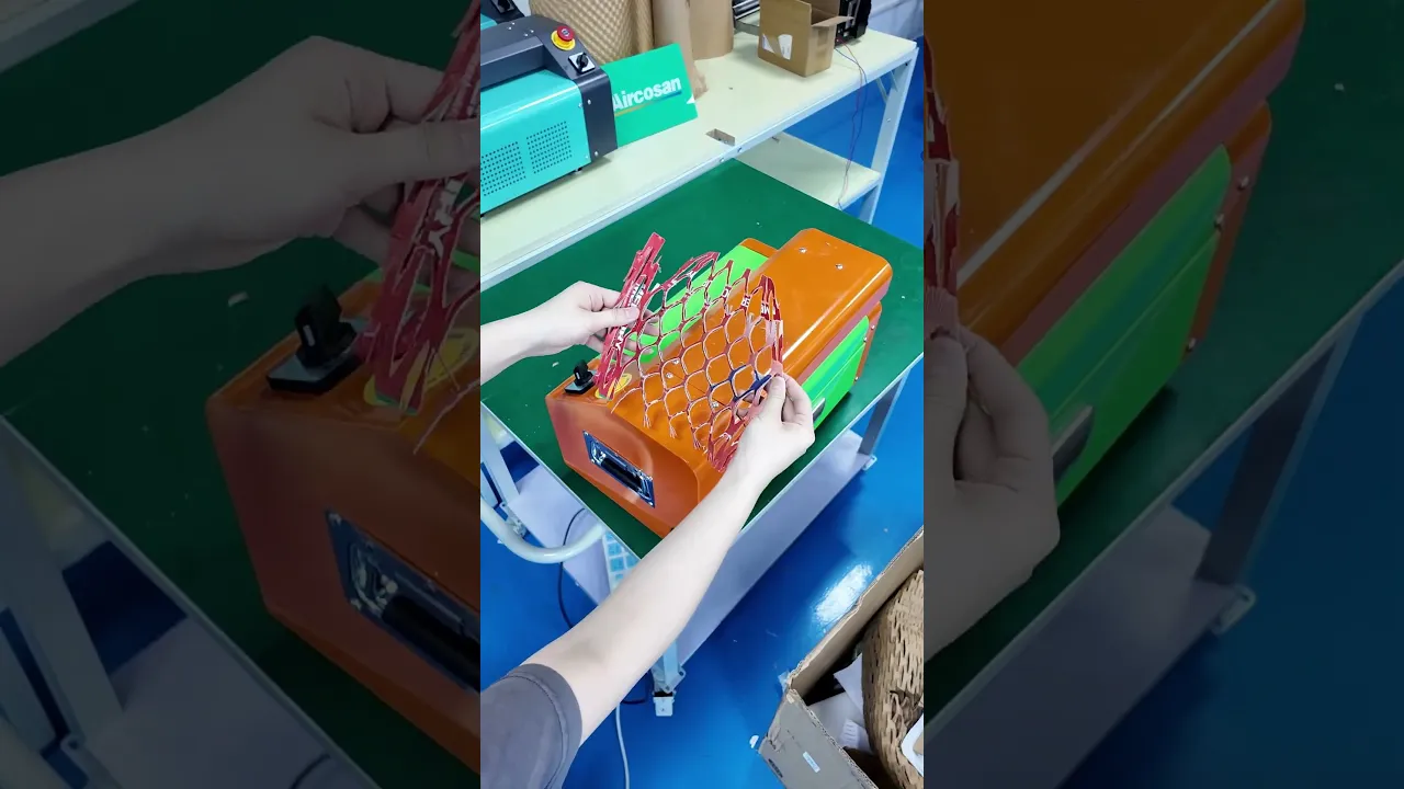 Doppelte Schneidefunktion des Kartonzerkleinerers. Produziert sowohl Streifen als auch Netzmaterialien. Passt für verschiedene