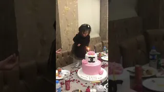 منيسا تحب تطفي شموع العيد ميلاد   دندنها