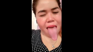 lidah tante panjang banget