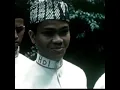 Download Lagu pelayan sedang berbaris menyuguhkan makanan kepada tuan dan nyonya di batavia 1940-an