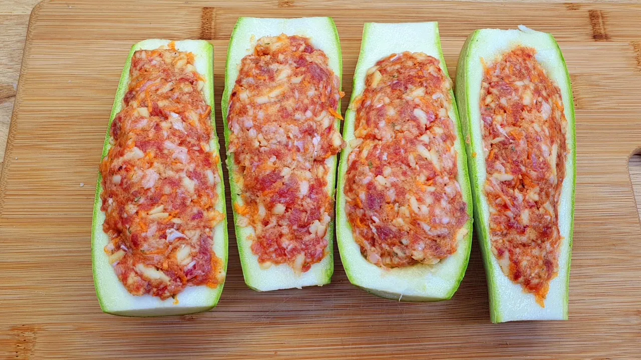 Zucchini-Frühstücks-Puffer (Low-Carb Rezept). 