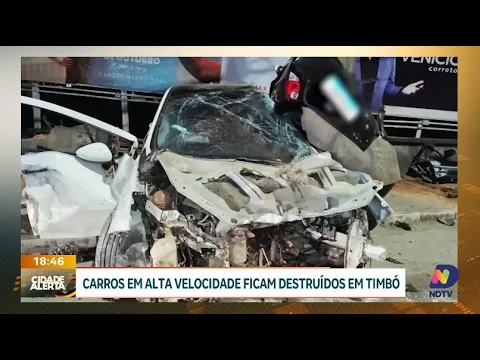 Acidente em Timbó: carros destruídos após corrida e batida em poste