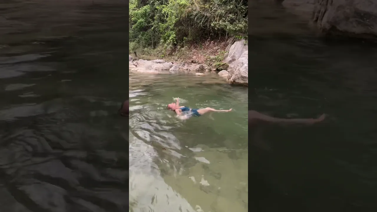Bañando en el río