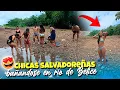 Salvadorenas dandose un rico bano al aire libre en un rio de Belice