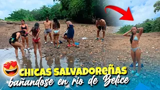 Salvadorenas dandose un rico bano al aire libre en un rio de Belice