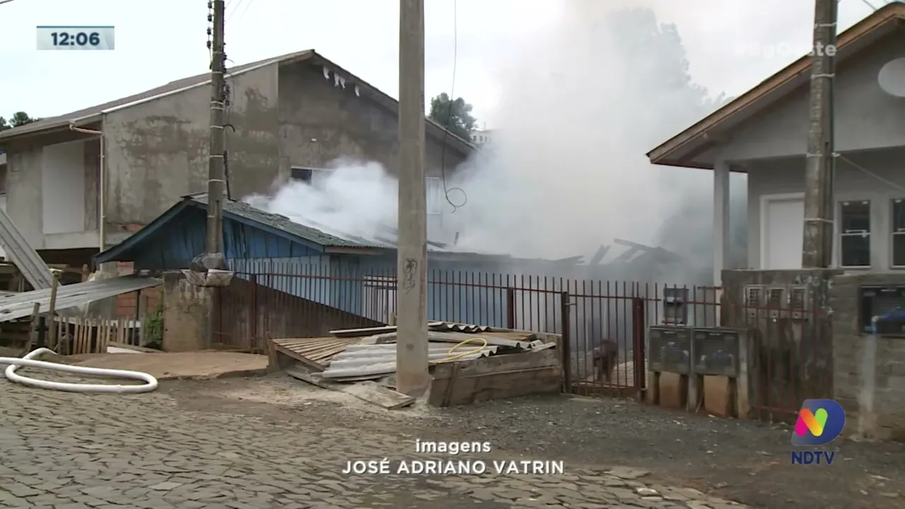 Casa pega fogo no Bairro Alto Bonito em Caçador