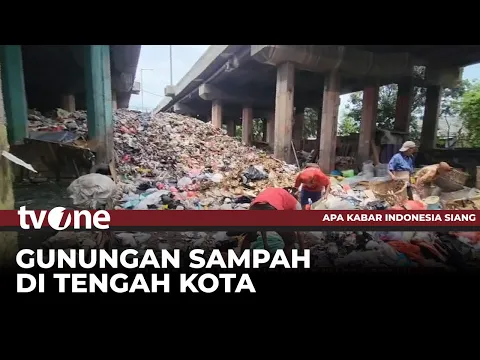 Gunung Sampah di Kolong Tol Wiyoto Wiyono