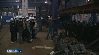 Школьники из Омского района побывали в цехах электромеханического завода