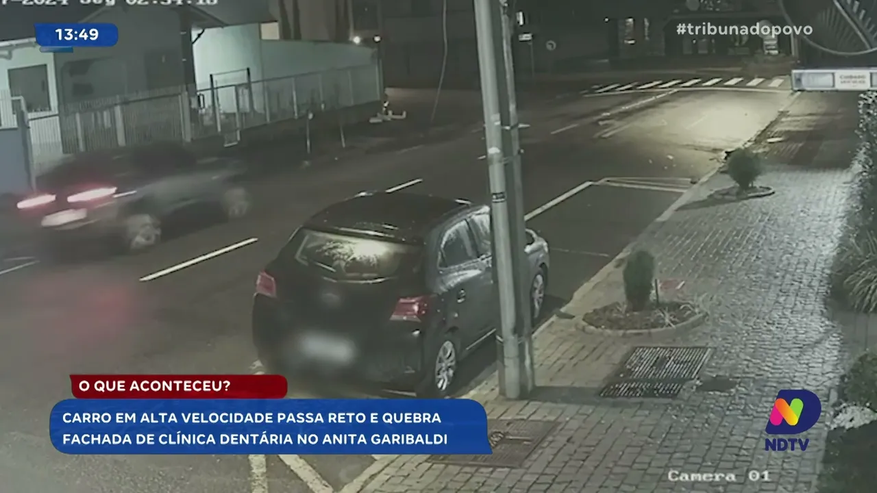 Carro em alta velocidade passa reto e quebra fachada de clínica dentária no Anita Garibaldi