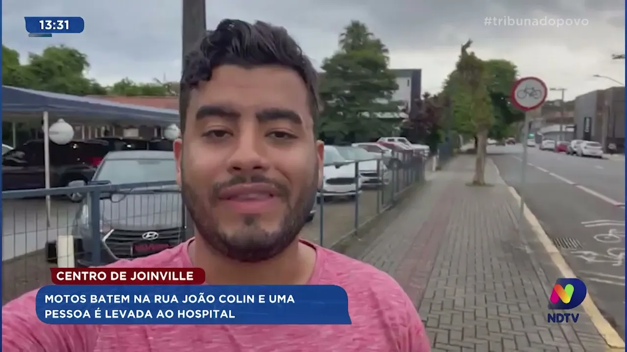 Centro de Joinville: motos batem na rua João Colin e uma pessoa é levada ao hospital