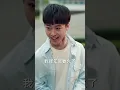 昔日舔狗當眾撕毀表白信，全校都以為他瘋了，卻不知道他早已換了靈魂！手握傳世金曲的他一唱封神，更讓高不可攀的豪門冰山校花主動倒貼，原來這女神竟然是個重度社恐！