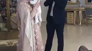 عاد من السفر انظر الى استقبال زوجته له 