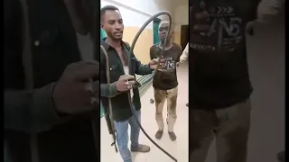 ربطا من العنق فرد من الدعم السريع يقول أنه قبض علي ضابط إستخبارات السودان الدعم السريع الجيش 