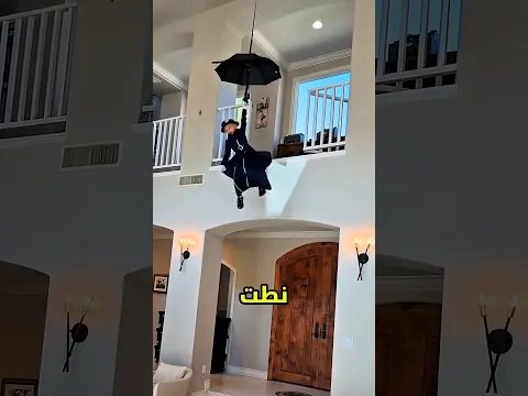 لن تصدق… لقد انزلقت في الهواء بمظلة! 😰
