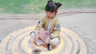 طفله زي القمر بتشتغل بياعه فالشارع وفجأة بتروح لأغنى شاب في الصين وبتقوله انها عايزه تبقى بنته 