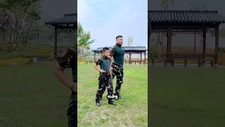 هذا الصبي جندي يبلغ من العمر    عام ا     دندنها