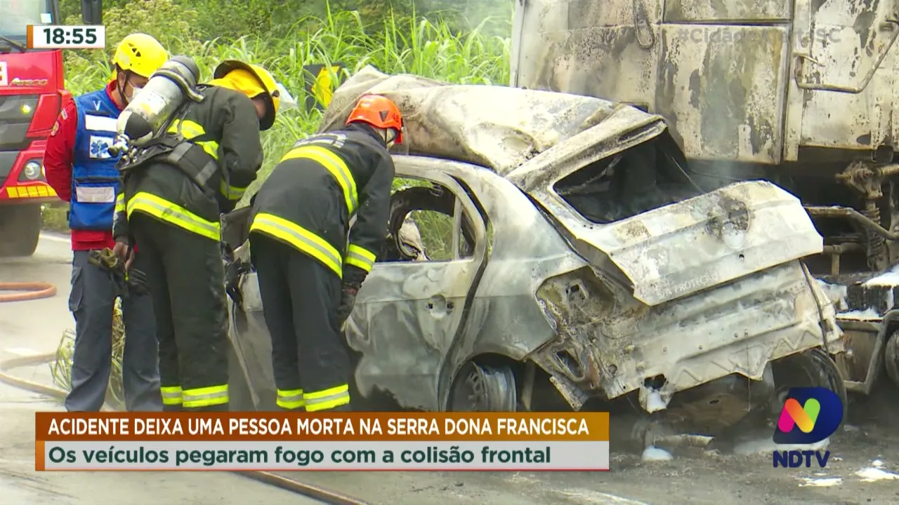 Acidente deixa uma pessoa morta na Serra Dona Francisca: veículos pegaram fogo com a colisão