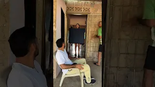 Irjelis no das para sacar la mesa por la puerta 🤣