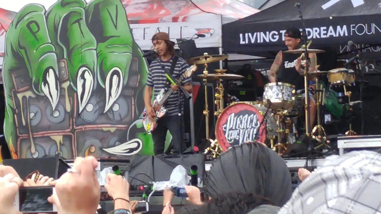 Pierce The Veil - The Divine Zero, Hell Above, Bulls In The Bronx - 2015 Vans Warped Tour - Toronto