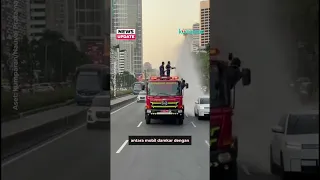 Damkar Semprot Jalanan Jakarta Buat Kurangi Dampak Abu Vulkanik Erupsi Gunung Anak Krakatau
