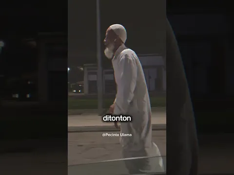 Pria ini sholat kemesjid menggunakan sepatu roda