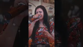 ماشيه الدونيا ودايره فيها مراكب سايره     دندنها