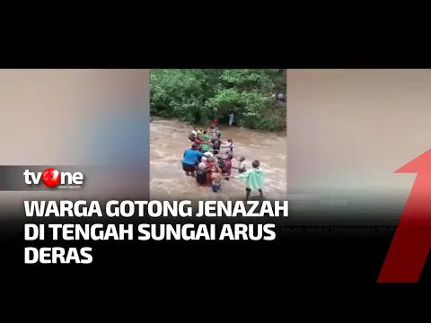 Viral! Jenazah Digotong Seberangi Sungai Deras