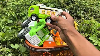 Mencari mobil mobilan, truk pasir, truk molen, truk pemadam, ambulance, kereta api, mobil balap