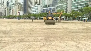 Máquinas realizam peneiramento e retiram resíduos da Praia Central