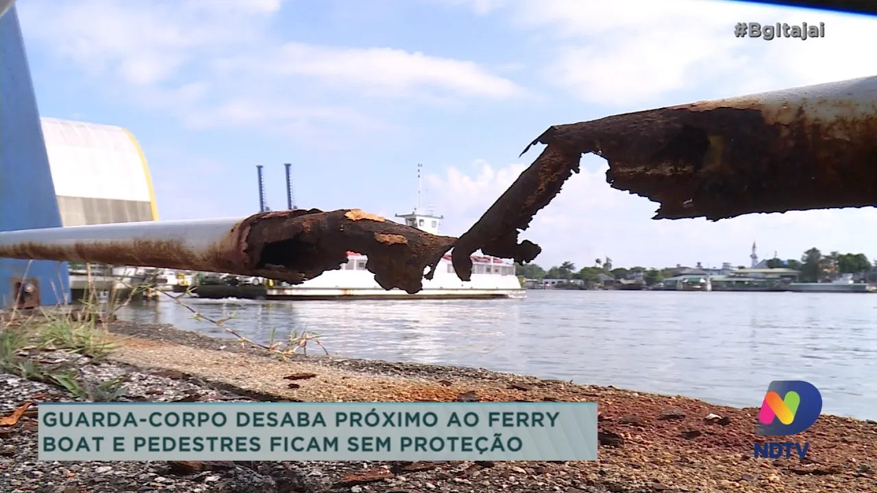 Guarda-corpo desaba próximo ao Fery Boat e pedestres ficam sem proteção
