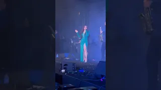 هيفاء وهبي تتعرض لموقف محرج على المسرح في دبي 