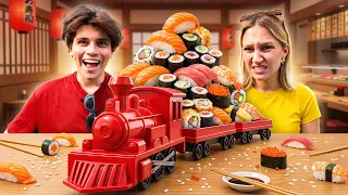 AMORE OGGI PROVIAMO IL SUSHI TRENINO (è stufa)