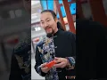 从未碰过的女友她竟然怀孕了！小伙日夜兼职跑外卖，却换来女友与富二代联手羞辱，绝境之中觉醒亲子鉴定系统，能辨古玩、化假为真，古玩街 150 元捡漏鼻烟壶，开启逆袭之路！