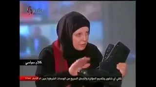 كوثر البشراوي تقبل حذاء عسكري 